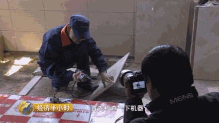 武汉市镶贴工 陶猛：砂浆的配比，然后这个水泥和砂的比例呢，一般按照1：3的比例就行了。打磨的时候要检查一下机器，刀片是否牢固。